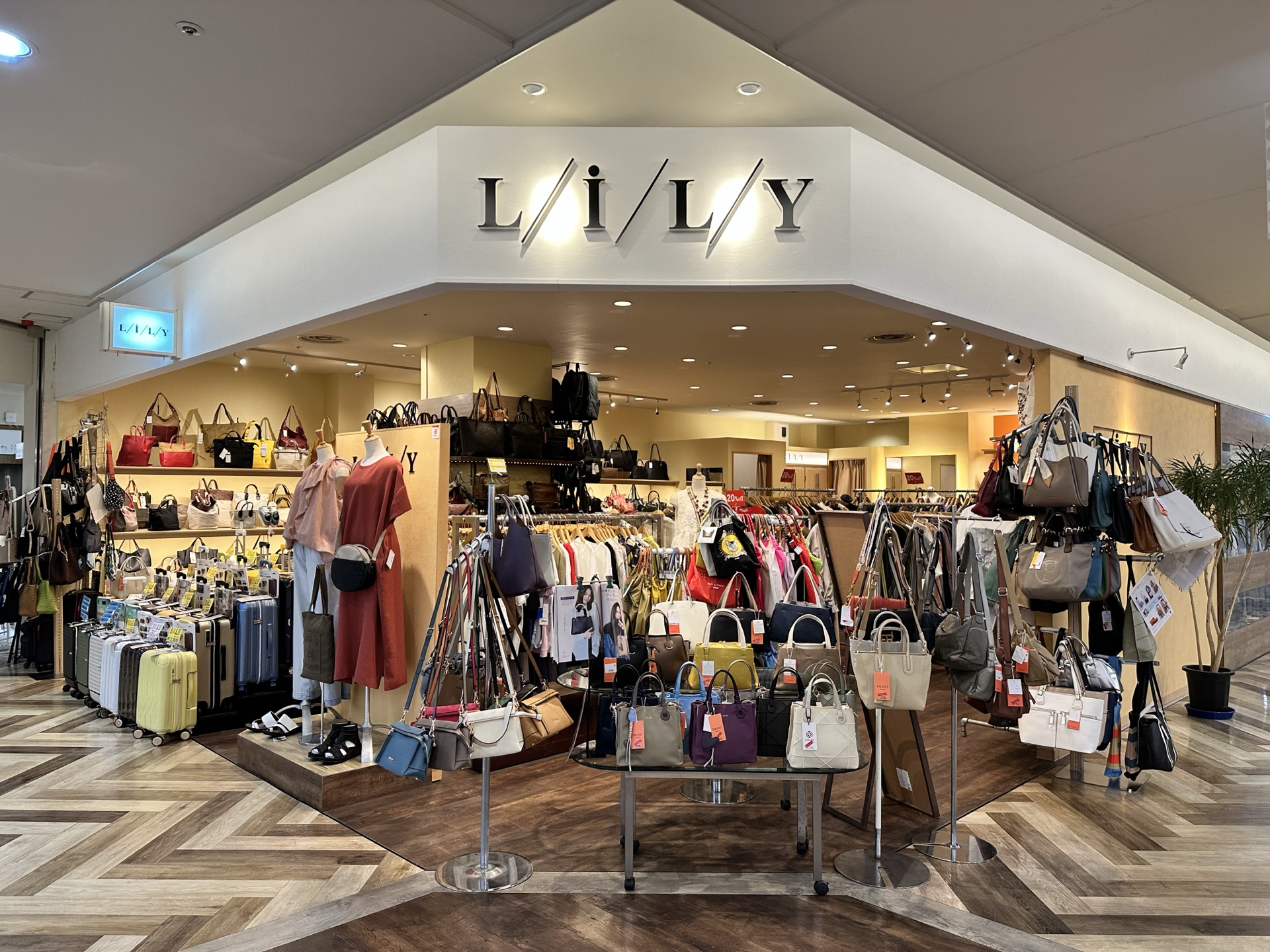 L/i/L/Y 店内